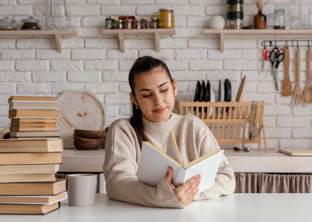 ilustrasi fokus membaca buku (freepik.com/freepik)