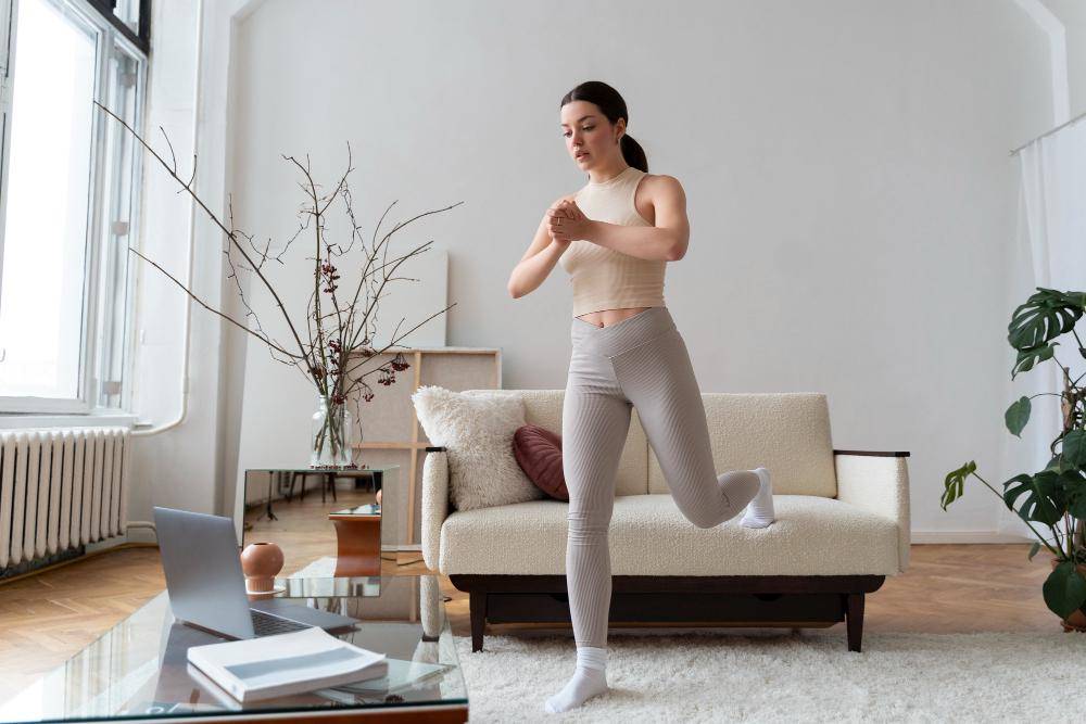 ilustrasi perempuan dance workout (freepik.com/freepik)