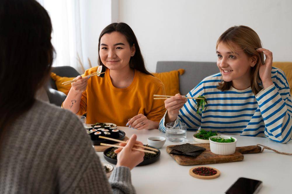 ilustrasi makan bersama teman (freepik.com/freepik)