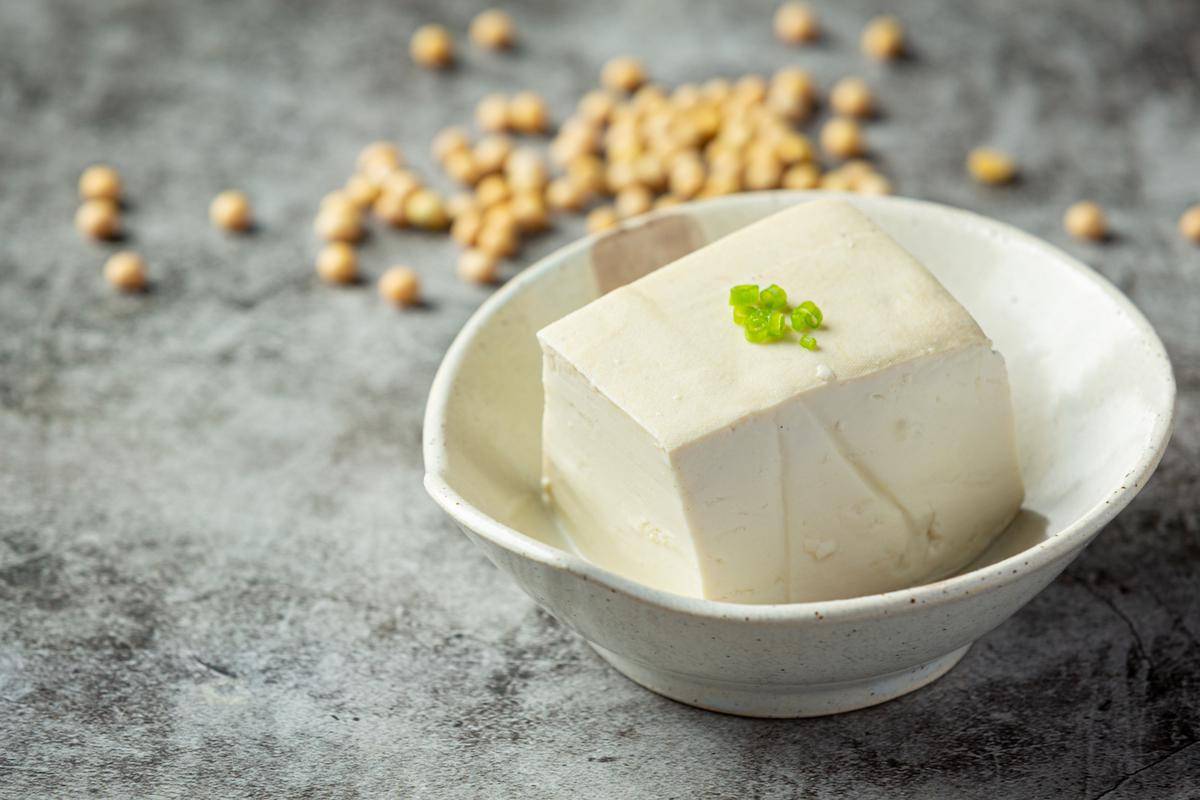 ilustrasi tahu putih untuk parmesan tofu crispy (freepik.com/jcomp)