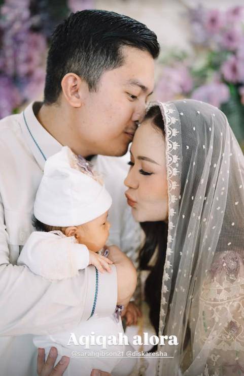 akikah anak pertama Sarah Gibson (Instagram.com/sarahgibson21)