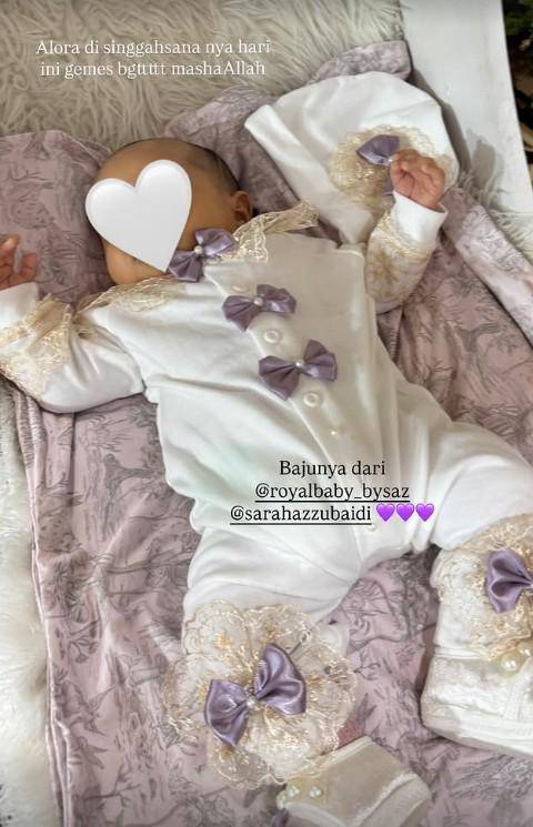 akikah anak pertama Sarah Gibson (Instagram.com/sarahgibson21)