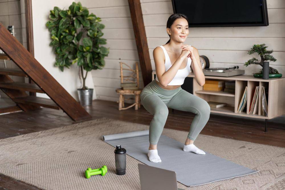 ilustrasi perempuan melakukan squat jump (freepik.com/benzoix)