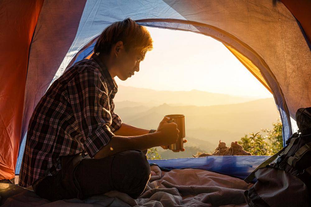 ilustrasi solo camping (freepik.com/jcomp)