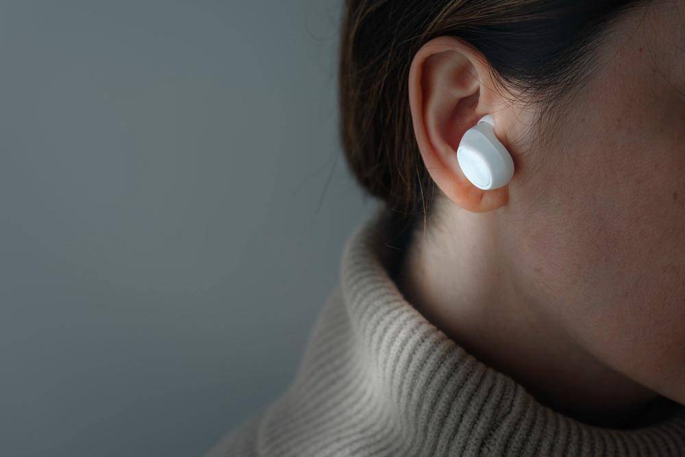 ilustrasi penggunaan earbuds (freepik.com/rawpixel.com)