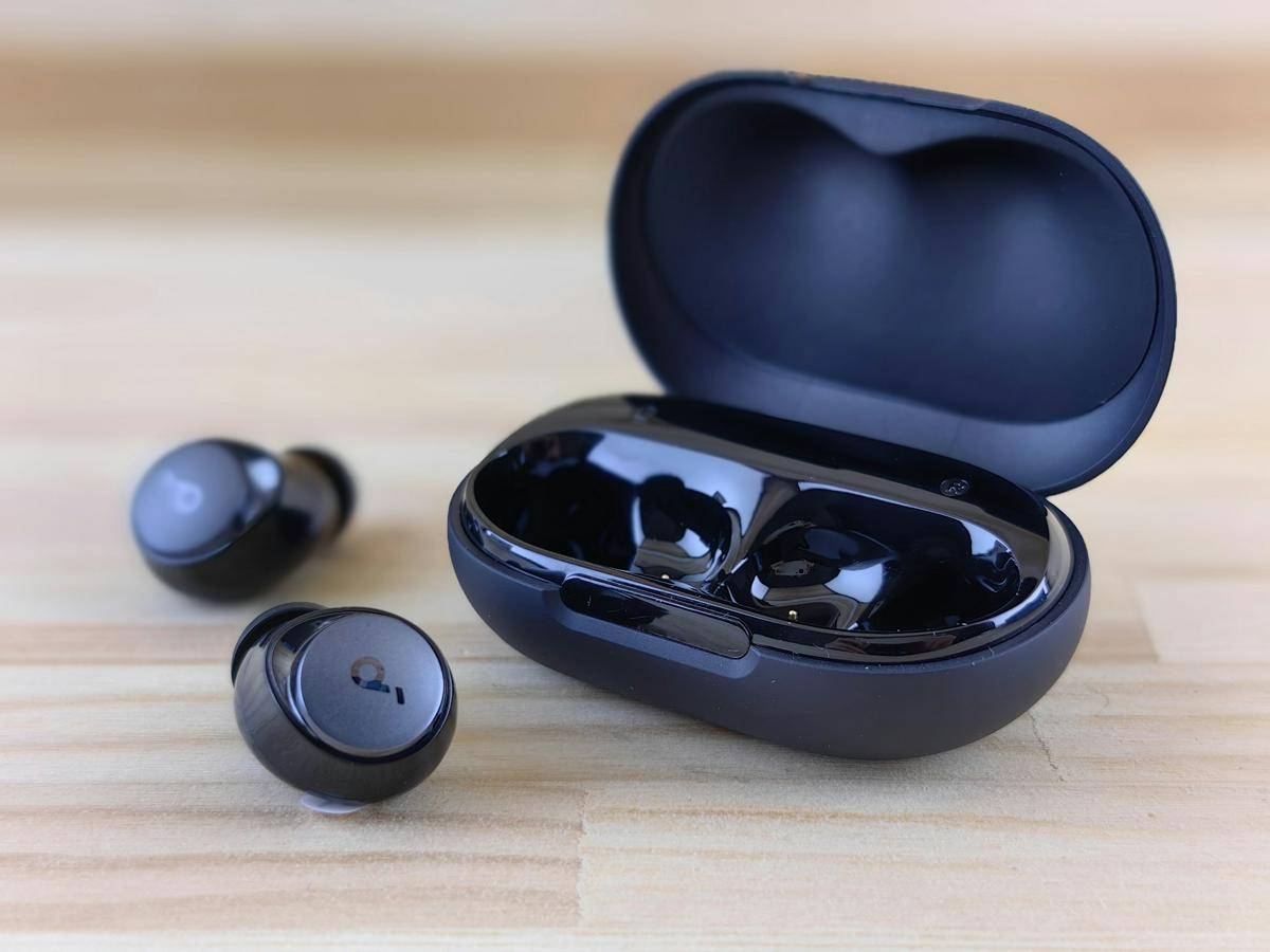 ilustrasi earbuds TWS (unsplash.com/Andrey Matveev)