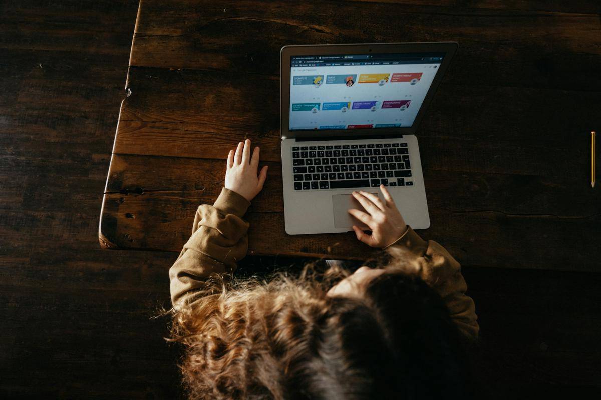 Ilustrasi belajar menggunakan laptop. (Dok. Unsplash/Annie Spratt)