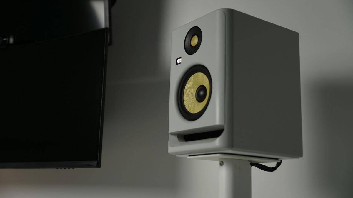 ilustrasi surround speaker (unsplash.com/Brian J. Tromp)