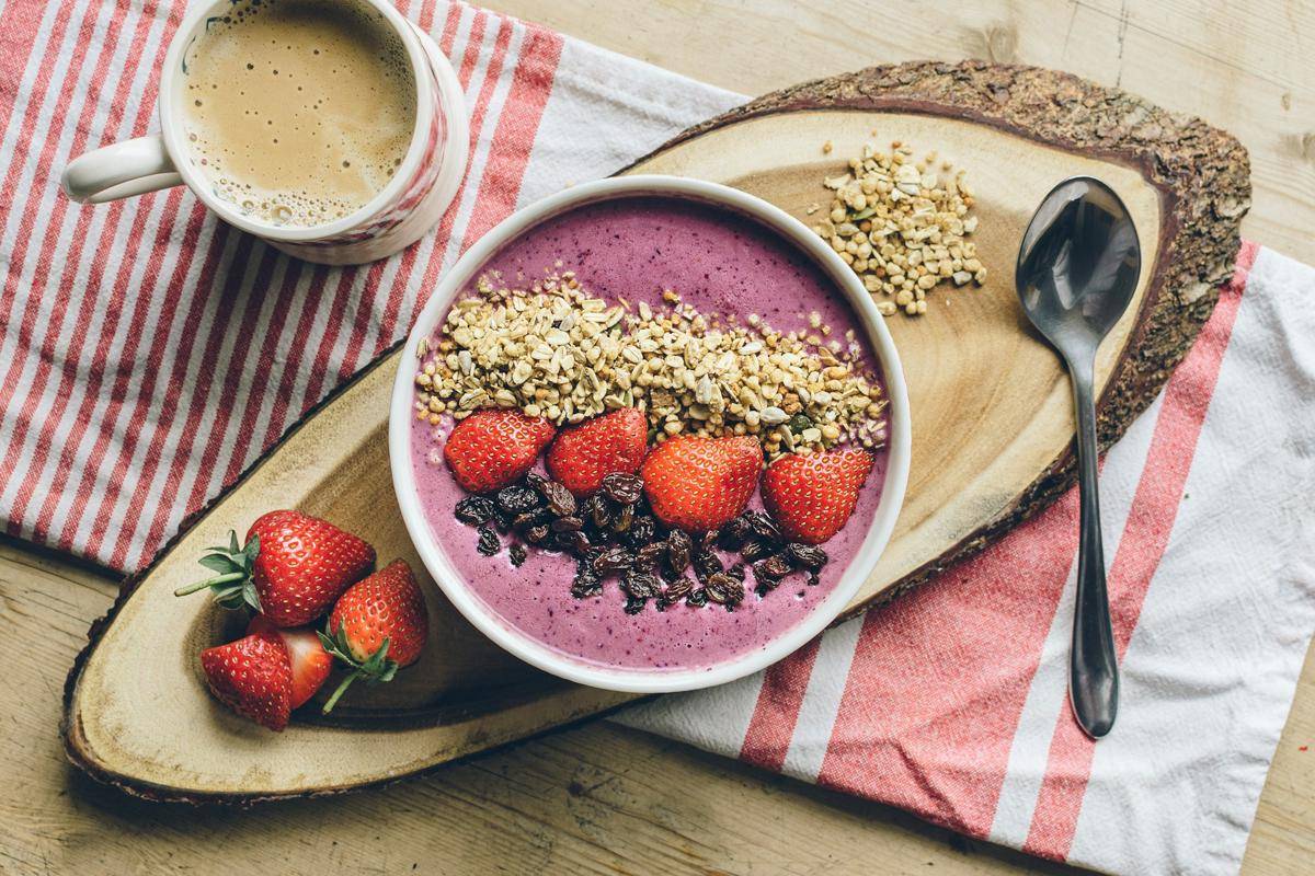 ilustrasi smoothie dengan topping buah dan biji-bijian (unsplash.com/Calum Lewis)