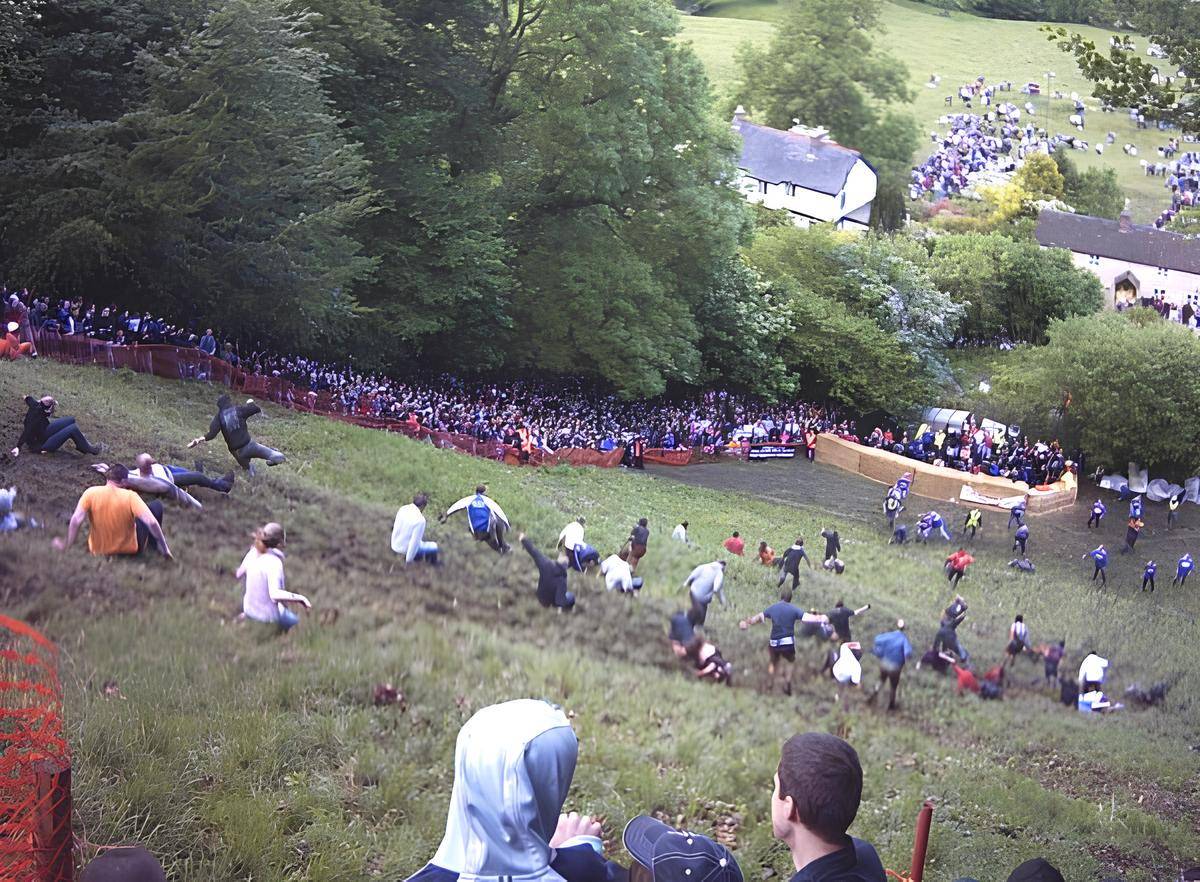 Cooper's Hill Cheese Rolling and Wake (commons.wikimedia.org/Dave Farrance)