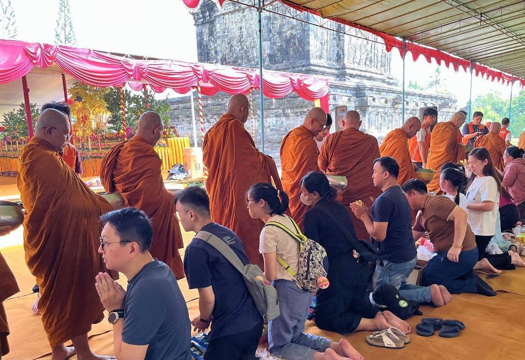 ratusan umat hadiri tradisi Pindapatta di Candi Mendut (instagram.com/dppwalubi_pusat)