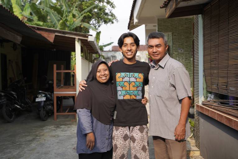Dirgantara Fath Sulthan Alif bersama kedua orang tuanya. (ugm.ac.id)