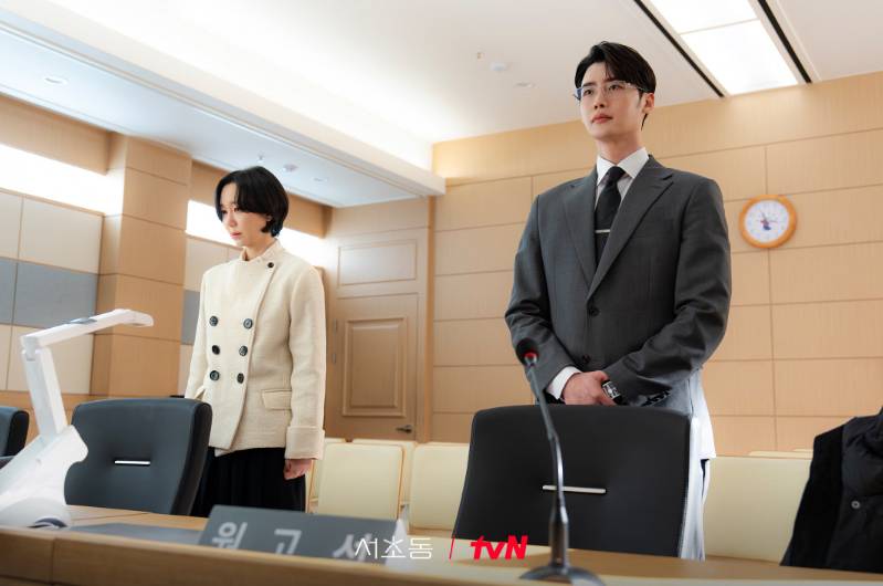 Lee Yoo Young dan Lee Jong Suk di drama Law and the City (Dok. tvN/Law and the City)
