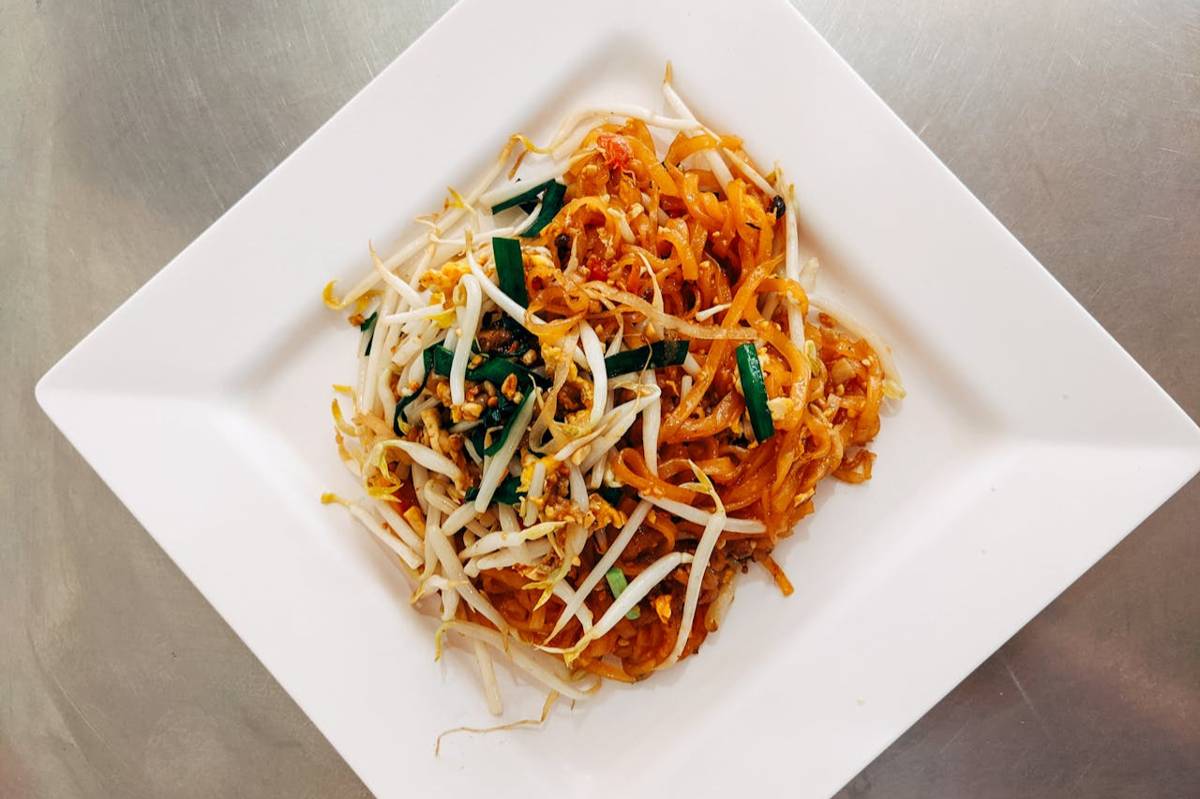 ilustrasi pad thai pakai mie kering (pexels.com/Markus Winkler)