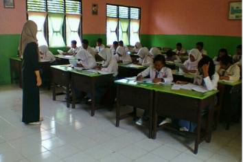 Ilustrasi guru mengajar di kelas (gambar.pro)