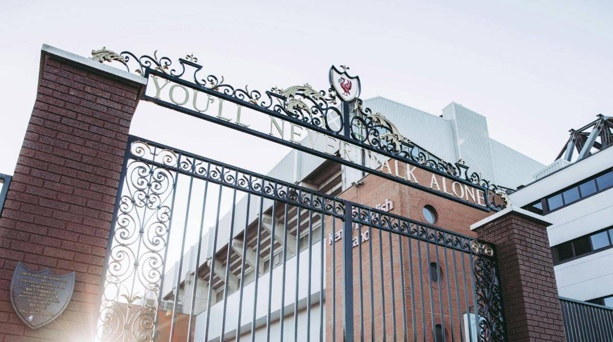 potret sisi gerbang Anfield, markas Liverpool (pexels.com/@bohlemedia)