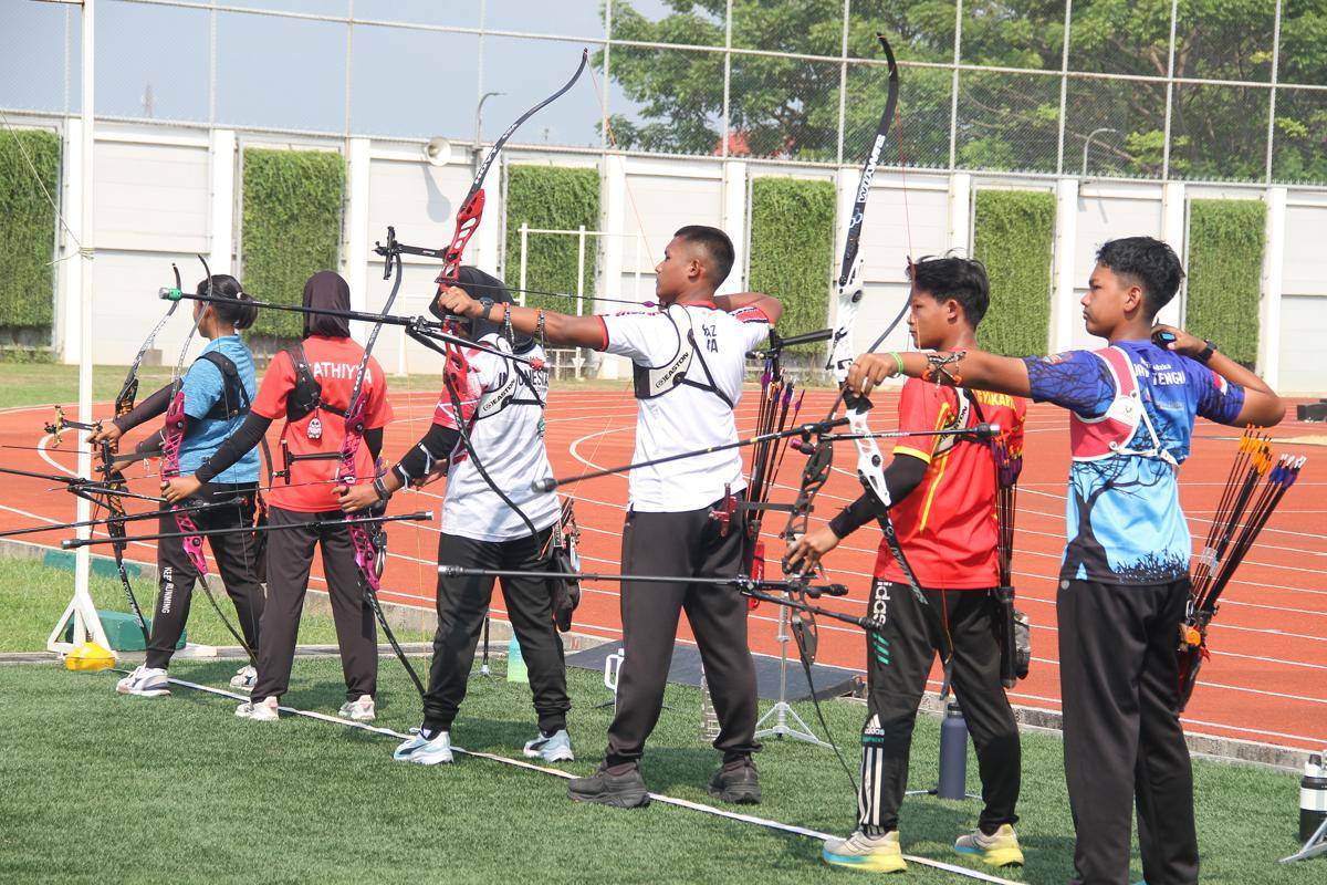 Enam atlet Timnas Indonesia panahan sedang membidik target. (Ari Haryono/IDN Times). 