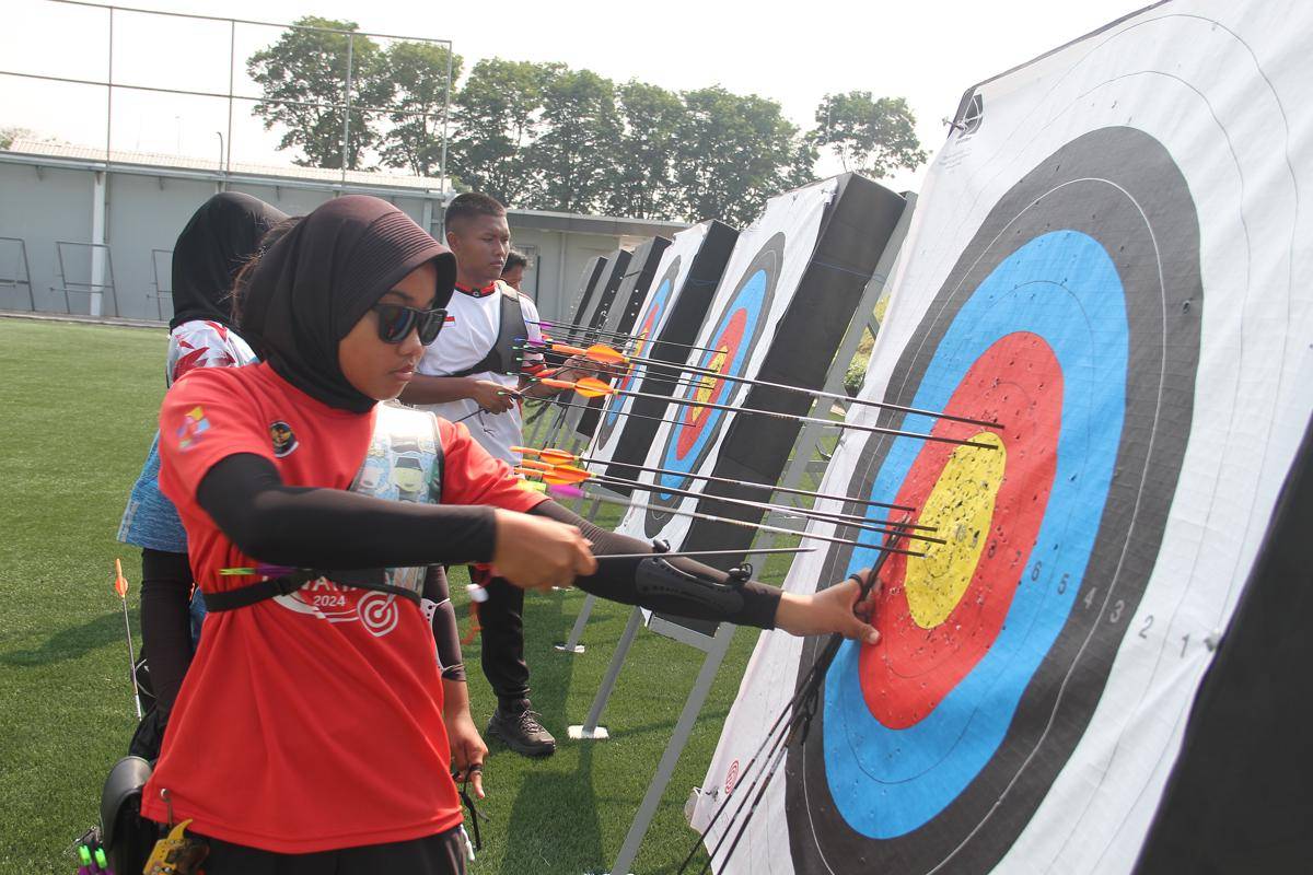 Atlet panahan mencabut anak panah saat sesi training camp. (Ari Haryono/IDN Times). 
