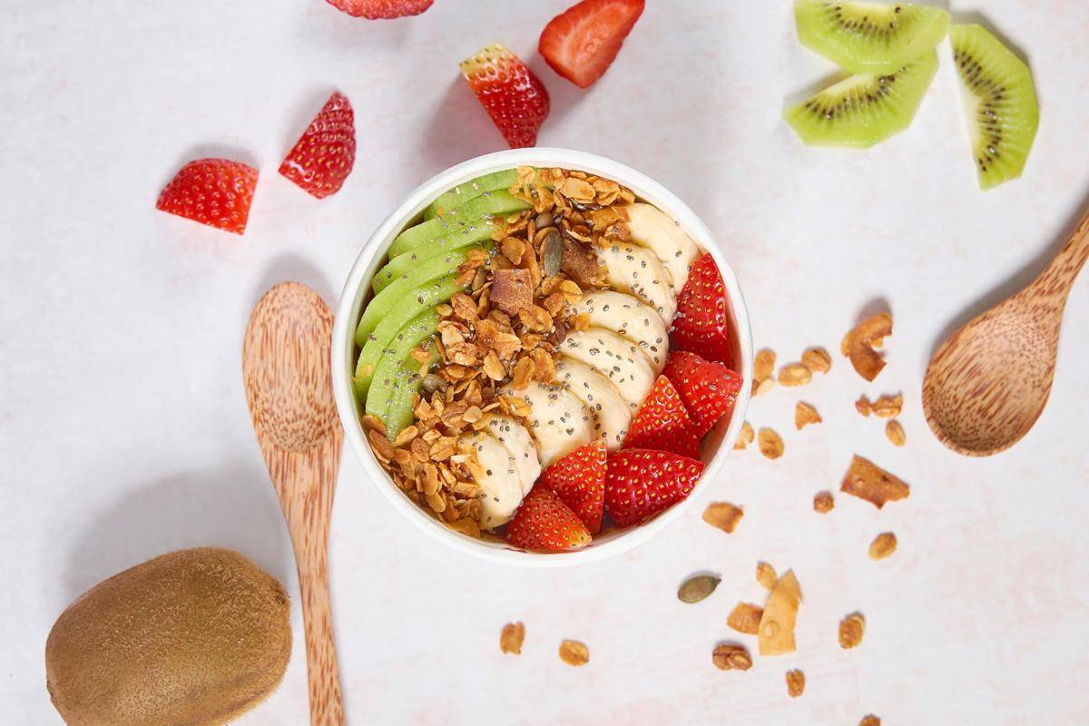 ilustrasi oatmeal dengan topping buah (pexels.com/Eiliv Aceron)
