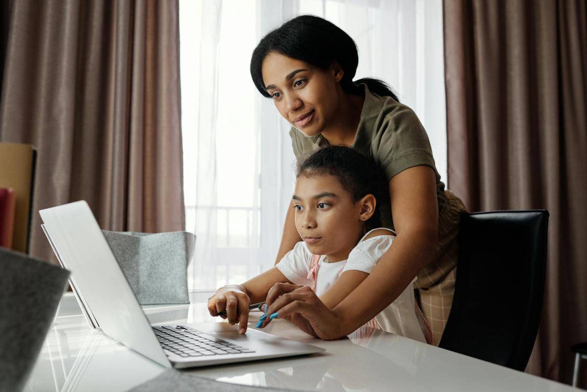ilustrasi ibu dan anak (pexels.com/August de Richelieu)
