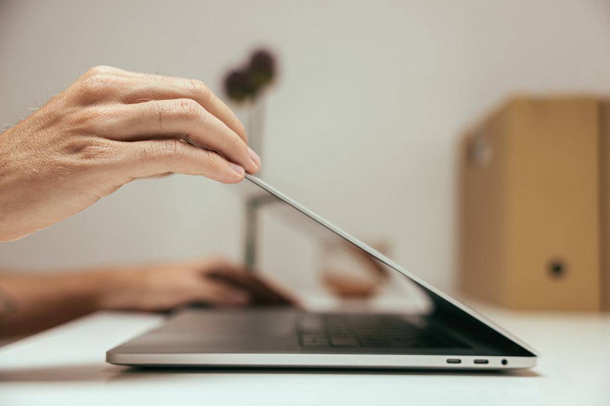 ilustrasi menutup laptop (pexels.com/Cup of Couple)