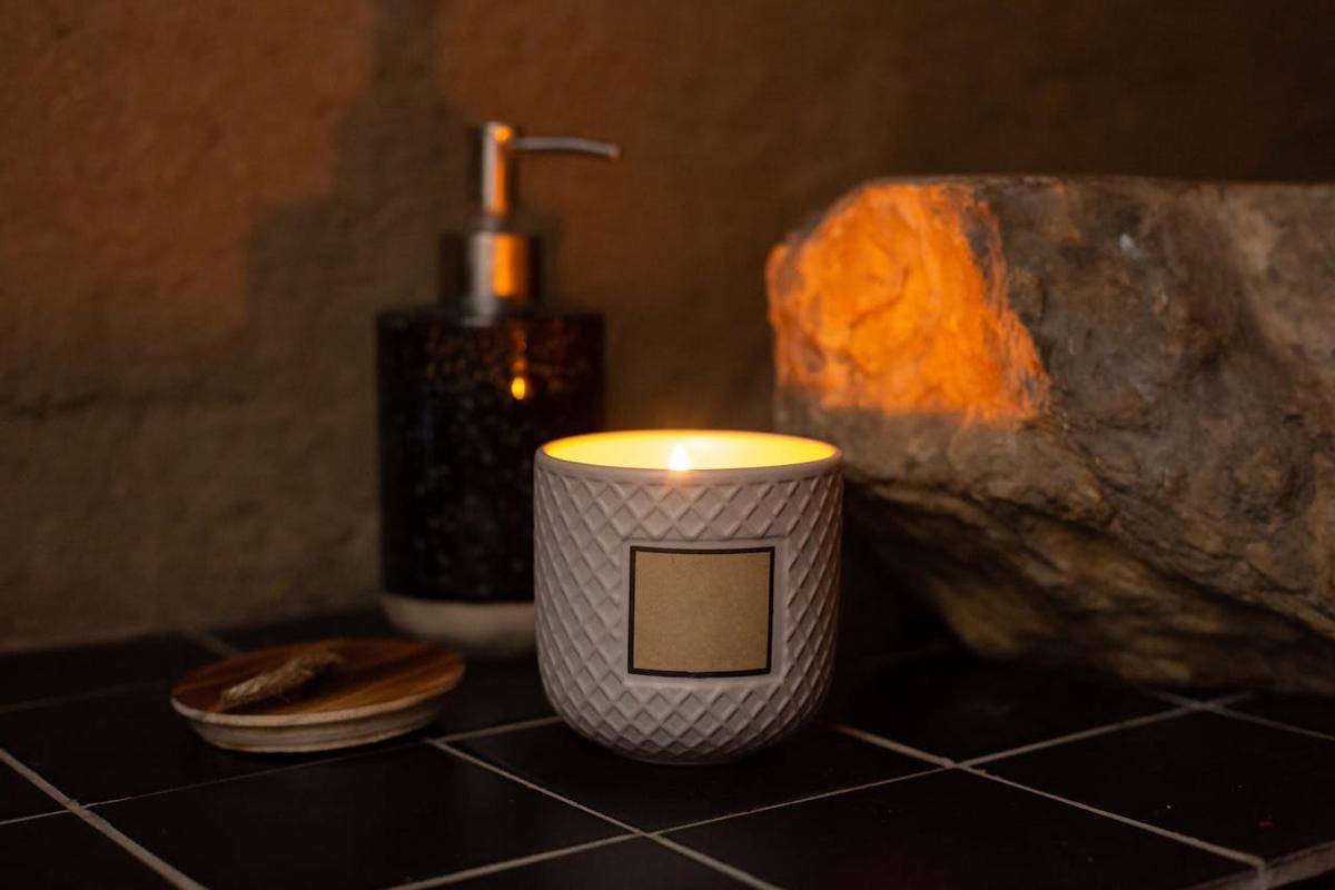 Ilustrasi scented candle (pexels.com/KATRIN BOLOVTSOVA)