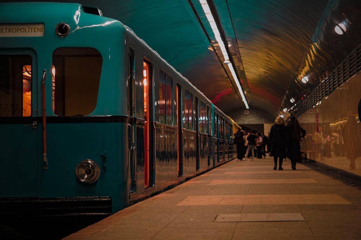 gambar kereta (pexels.com/Elmir Jafarov) 