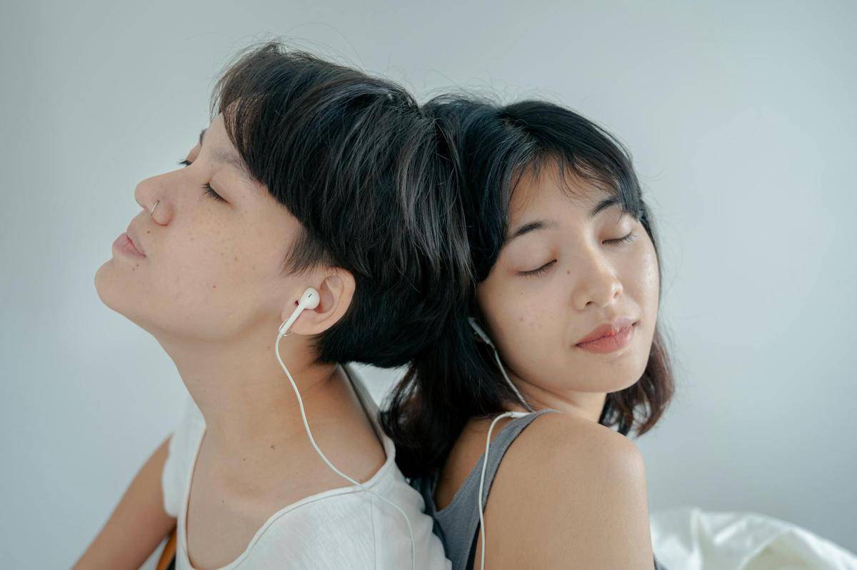 ilustrasi mendengarkan musik bersama pasangan (pexels.com/Ketut Subiyanto)