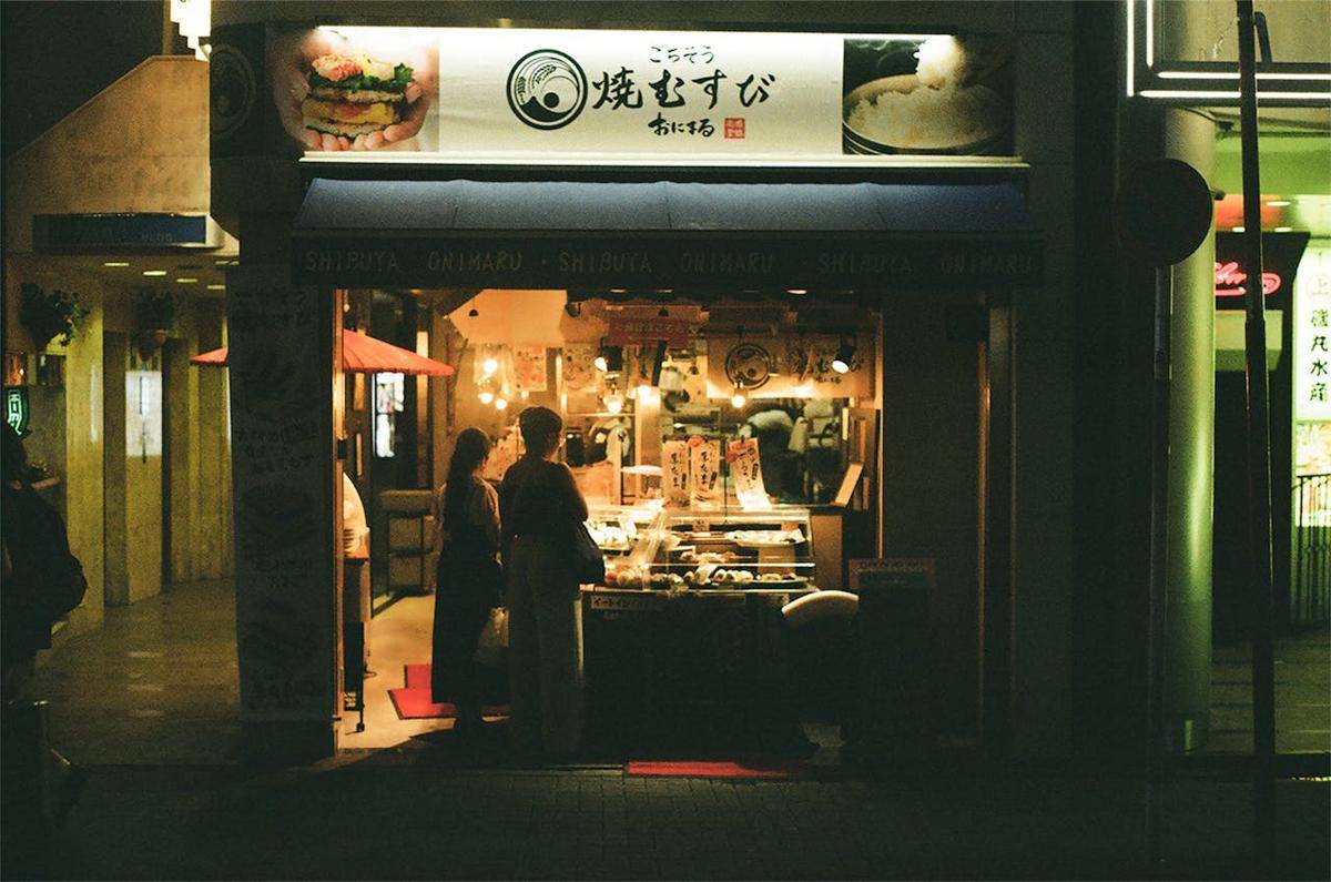 ilustrasi restoran di pinggir jalan (pexels.com/lens clickk)