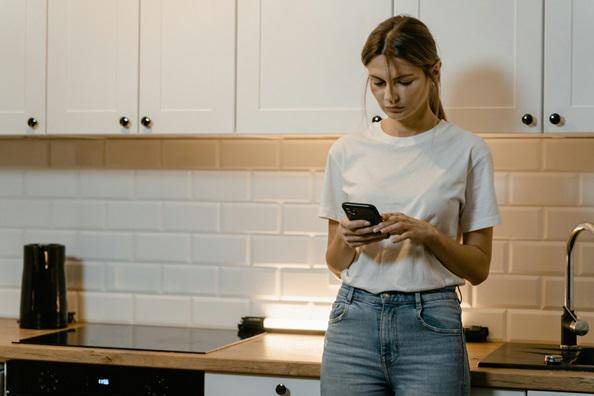 Ilustrasi wanita melihat layer smartphone (pexel.com/MART PRODUCTION)