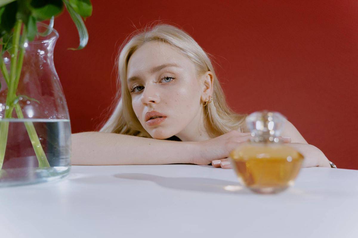 ilustrasi notes parfum buat clean girl (pexels.com/MartProduction)