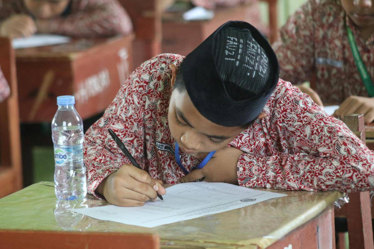 ilustrasi mengerjakan ujian (pexels.com/Muhaimin Abdul Aziz)