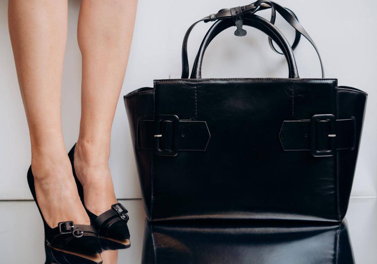 Ilustrasi tas dan sepatu (pexels.com/pedro furtado)