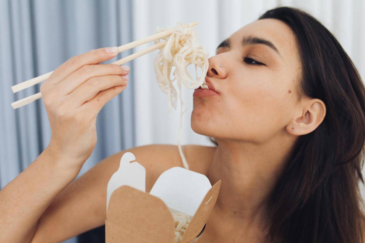 ilustrasi wanita menggunakan sumpit (pexels.com/Polina Tankilevitch)