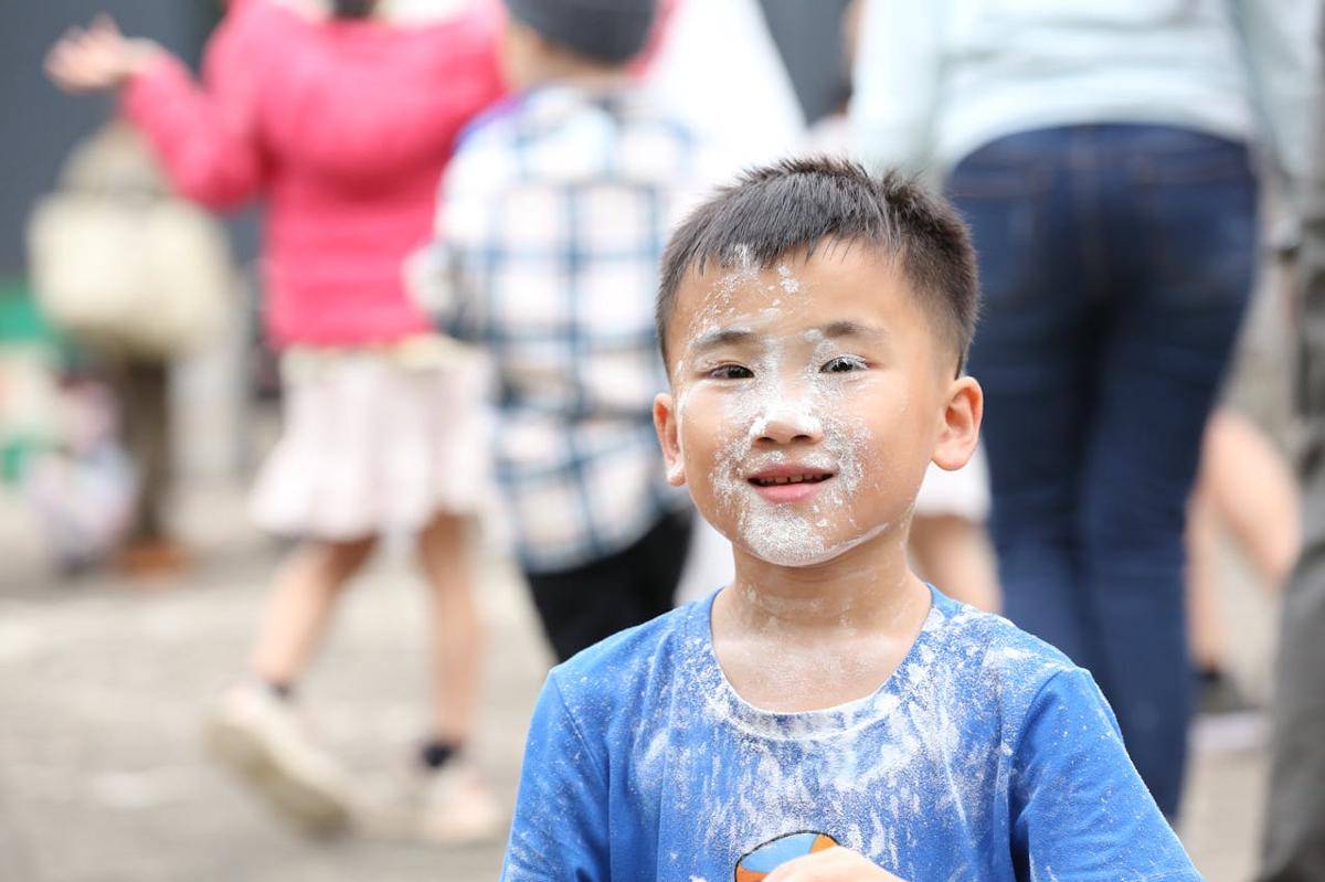 ilustrasi seorang anak dengan tepung di wajah (pexels.com/JIUN-JE LIN)