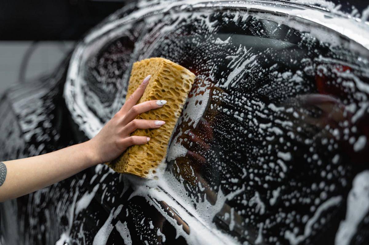 potret mencuci motor (pexels.com/Tima Miroshnichenko)