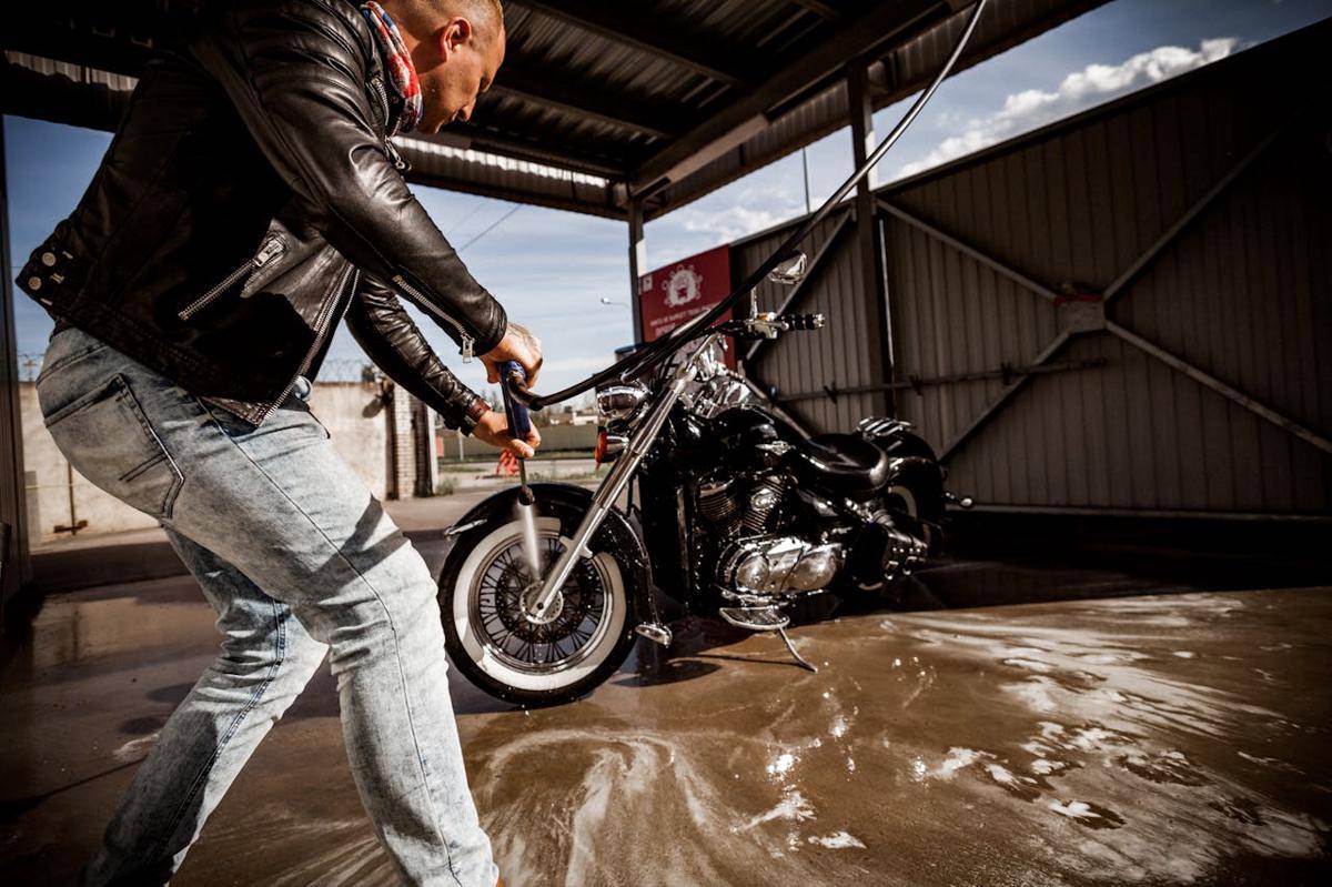 potret mencuci motor (pexels.com/Ivan Oboleninov)