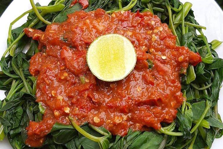 Ilustrasi plecing kangkung: sayur rebus tapi viral, bikin orang ketagihan. (Pinterest/Piknikdong)