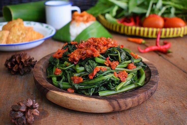 Ilustrasi plecing kangkung: sayur rebus tapi viral, bikin orang ketagihan. (Pinterest/Enni Faizah)