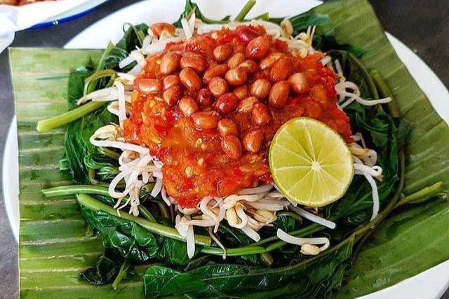 Ilustrasi plecing kangkung: sayur rebus tapi viral, bikin orang ketagihan. (Pinterest/detikcom)
