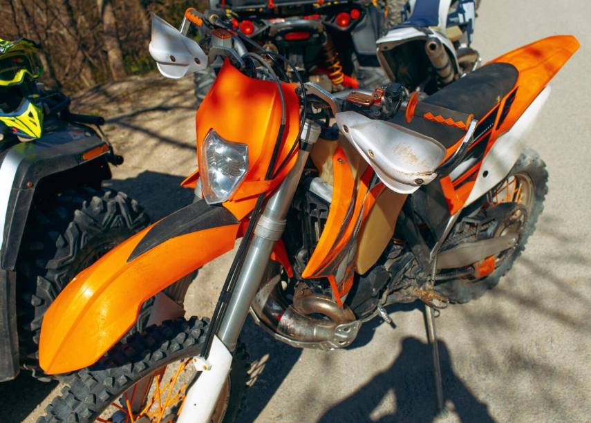 illustrasi sepeda motor (freepik.com/fabrikasimf)