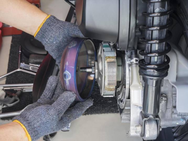 illustrasi servis motor (vecteezy.com/kasarp Techawongtham)