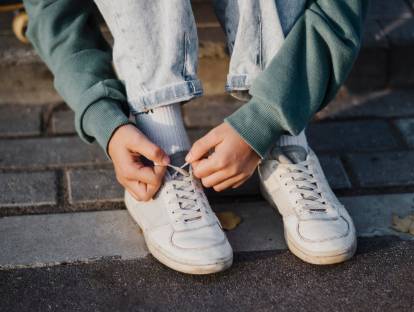 illustrasi sepatu putih (freepik.com/freepik)
