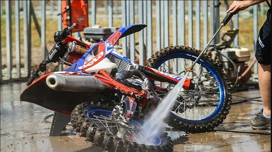 potret mencuci motor (autoevolution.com)