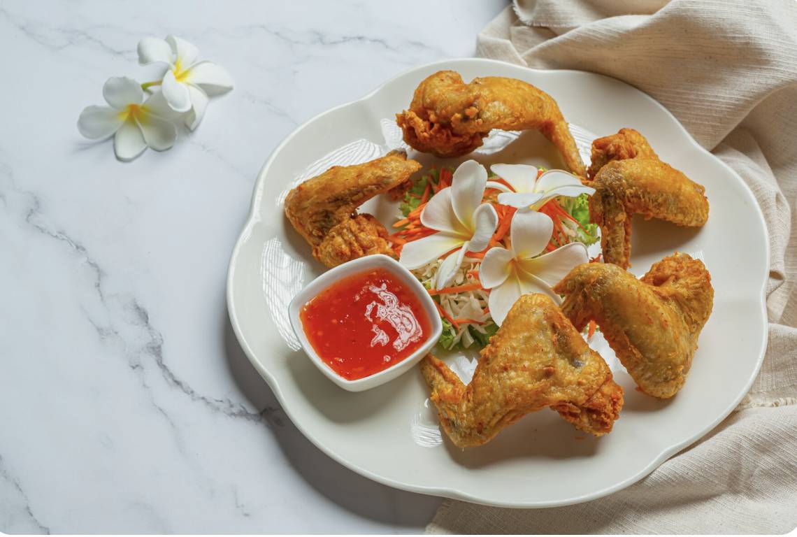 ilustrasi ayam yang digoreng dengan sedikit tepung (freepik.com/jcomp)