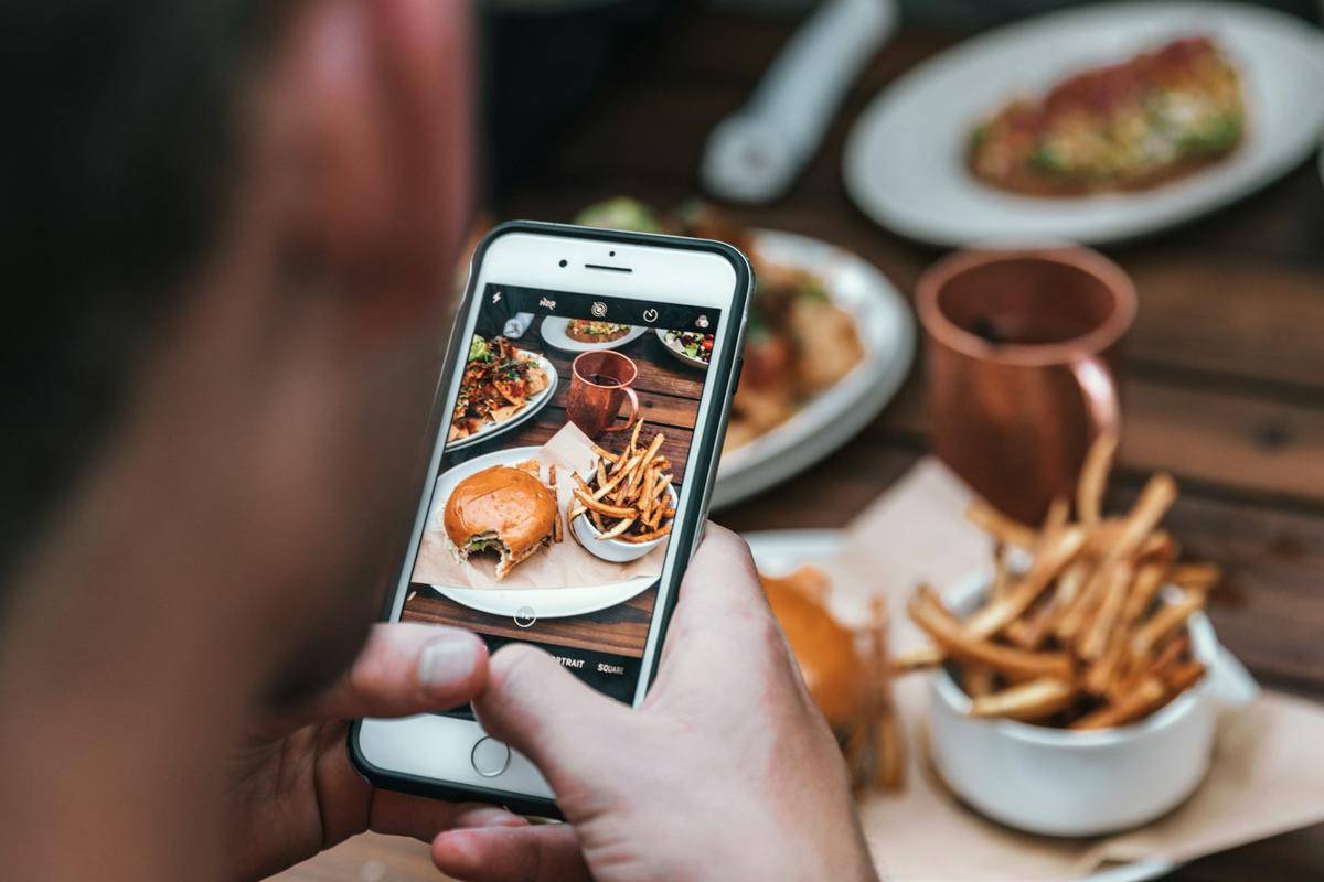 ilustrasi mengambil foto makanan (unsplash.com/Spencer Davis)