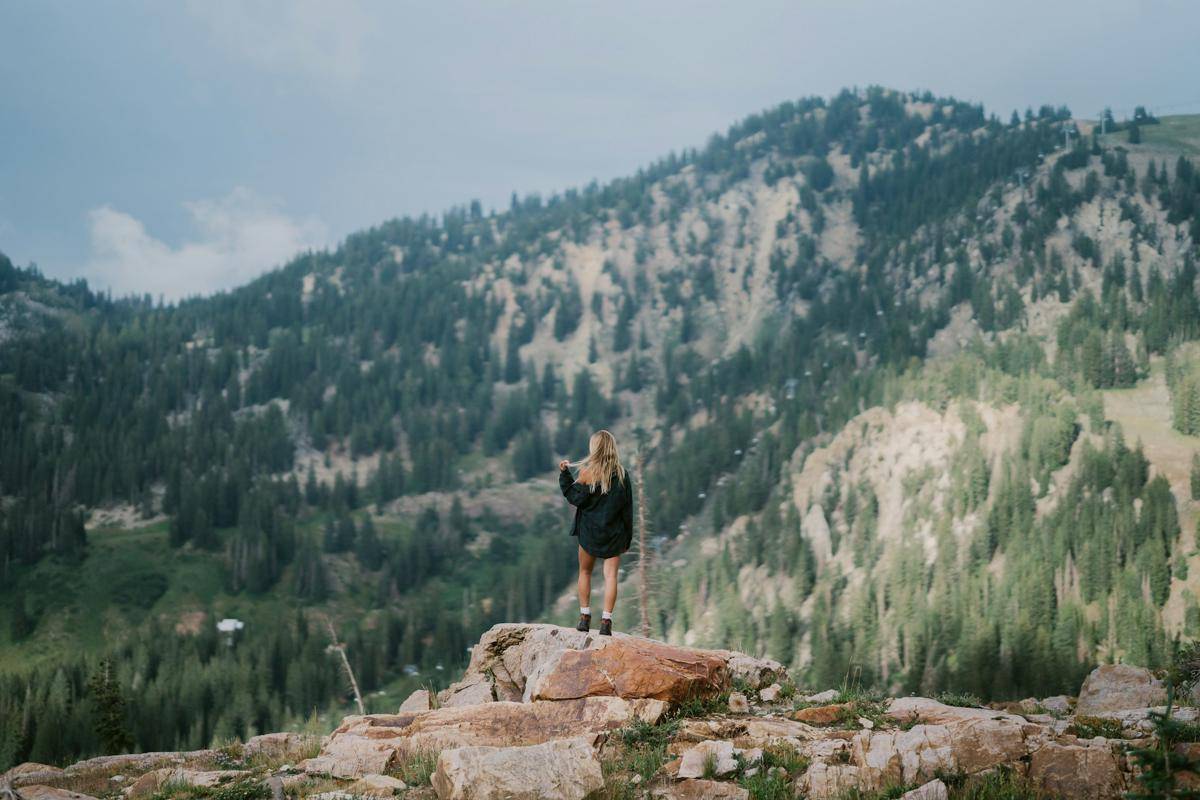 ilustrasi foto di gunung (unsplash.com/Spenser Sembrat)