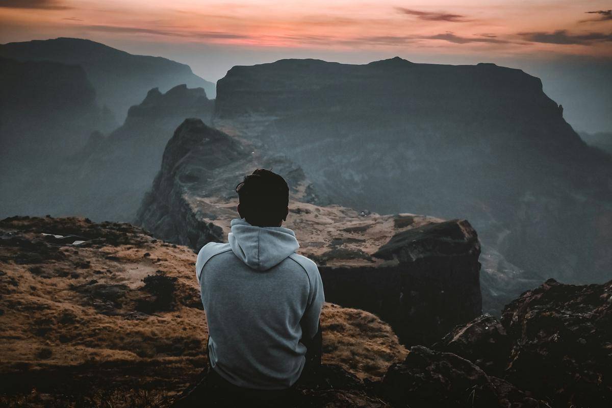 ilustrasi menikmati keindahan alam (unsplash.com/suraj kardile)