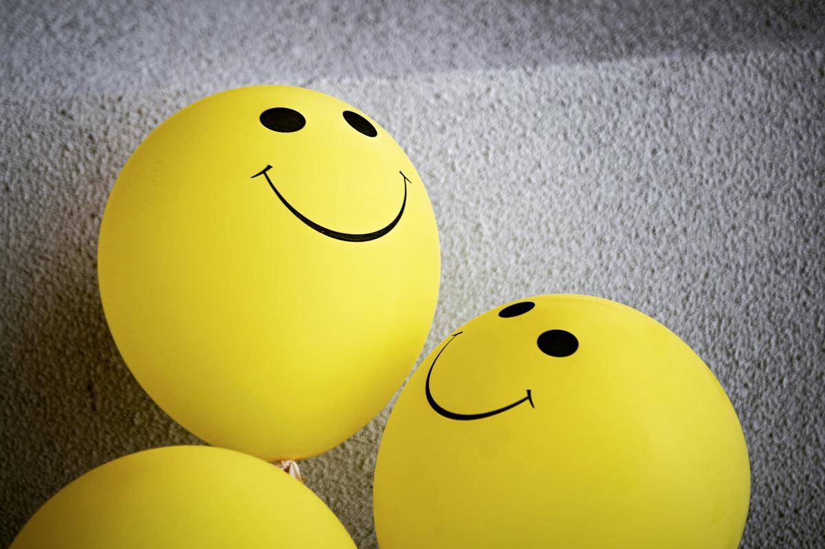 Ilustrasi emoji kuning tersenyum (unsplash.com/timmossholder)