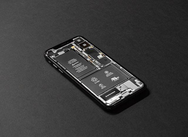 ilustrasi bagian dalam Smartphone (unsplash.com/Tyler Lastovich)